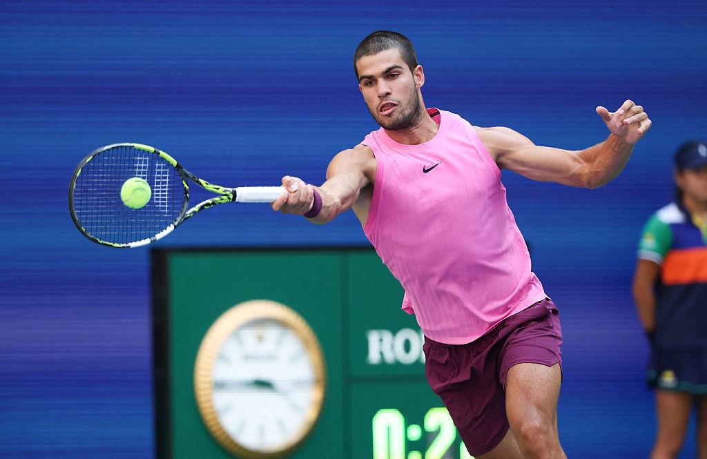 3-0横扫德约，阿尔卡拉斯硬地首胜对手晋级美网男单决赛