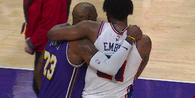 开云-胜负已定之时 詹姆斯拥抱恩比德 两人有说有笑