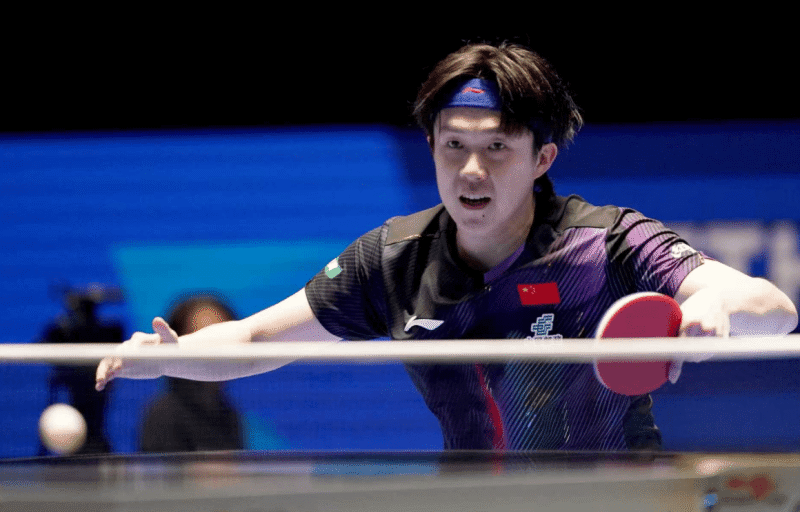 王楚钦2天内2次发火！不满闪光灯干扰，怒指戴口罩观众：就是你