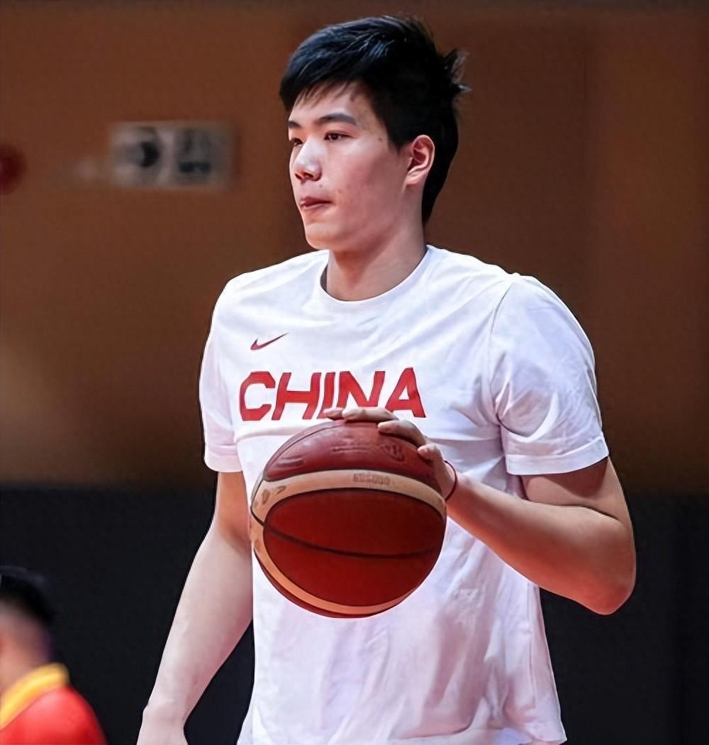 kaiyun-比张镇麟还差!中国男篮逆转夜最失意之人:失误被换下仅出场30秒